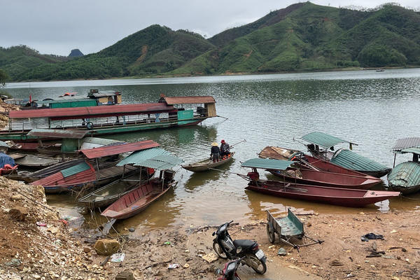 Bẻ lái giữa lòng hồ Thác Bà Bẻ lái giữa lòng hồ Thác Bà