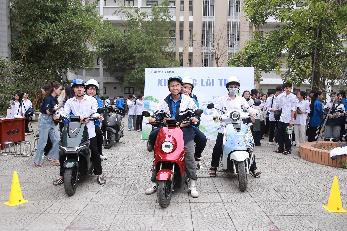 Chuỗi sự kiện “Phủ xanh trường học 2026”: Học sinh Hà Nội trải nghiệm xe điện VinFast, lan tỏa thông điệp sống xanh Chuỗi sự kiện “Phủ xanh trường học 2026”: Học sinh Hà Nội trải nghiệm xe điện VinFast, lan tỏa thông điệp sống xanh