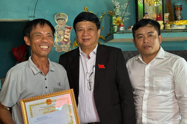 Biểu dương người cứu 2 trẻ em bị đuối nước ở vịnh Đà Nẵng Biểu dương người cứu 2 trẻ em bị đuối nước ở vịnh Đà Nẵng