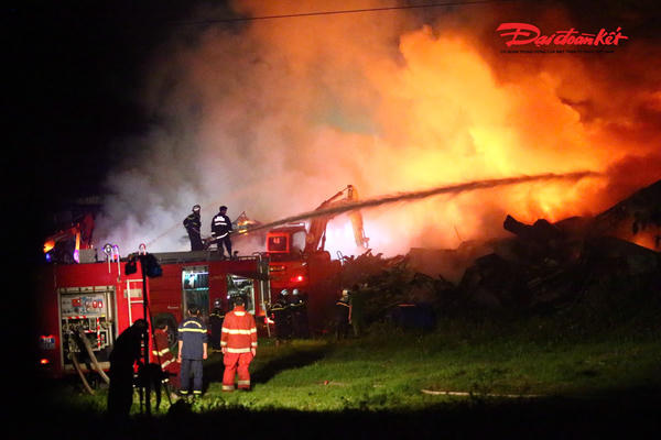 Điều tra vụ cháy kho xưởng trong đêm khiến một người tử vong