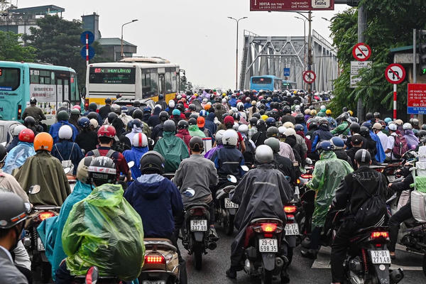 Cấm xe qua cầu Long Biên, cửa ngõ sang sông Hồng ùn tắc kéo dài