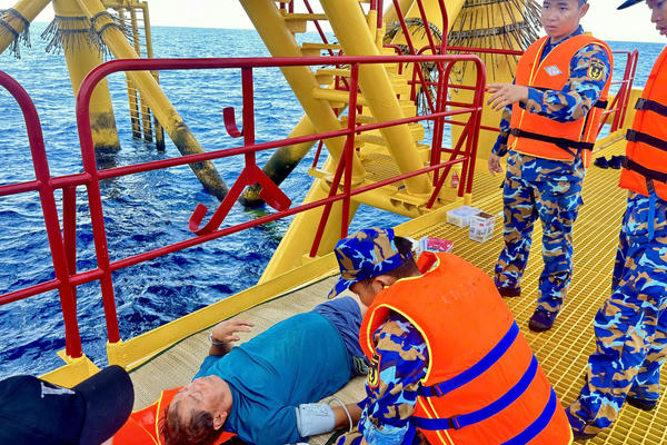 Quân y nhà giàn DK1/11 cấp cứu ngư dân bị nạn trên biển