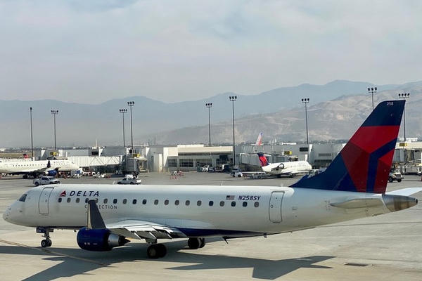 Các hãng hàng không Mỹ gặp khó khăn do giá nhiên liệu tăng cao