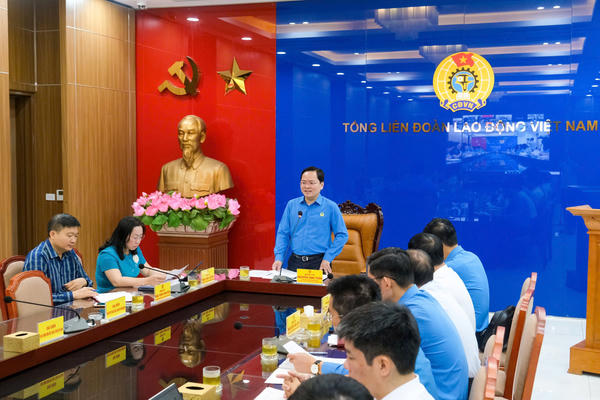Chú trọng nâng cao nhận thức chính trị và hiểu biết pháp luật cho công nhân