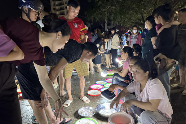 Độc đáo phiên chợ đêm ở Cửa Lò chuyên bán loại hải sản 'nhấp nháy' Độc đáo phiên chợ đêm ở Cửa Lò chuyên bán loại hải sản 'nhấp nháy'