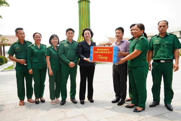 Phó Thủ tướng Phạm Thị Thanh Trà dâng hương tri ân tại bến phà Long Đại