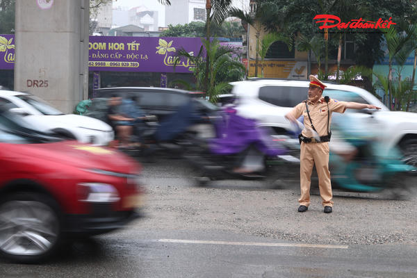 Hà Nội: Rào chắn thi công “bóp nghẹt” đường Nguyễn Trãi, người dân di chuyển khó khăn
