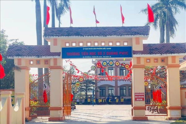 Hiệu trưởng bị đình chỉ để điều tra nghi vấn 'chạy' hợp đồng giáo viên