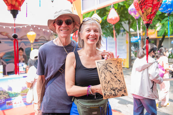 Du khách làm tranh mộc bản, làm gốm tại Tuần lễ Văn hóa Du lịch Đà Nẵng