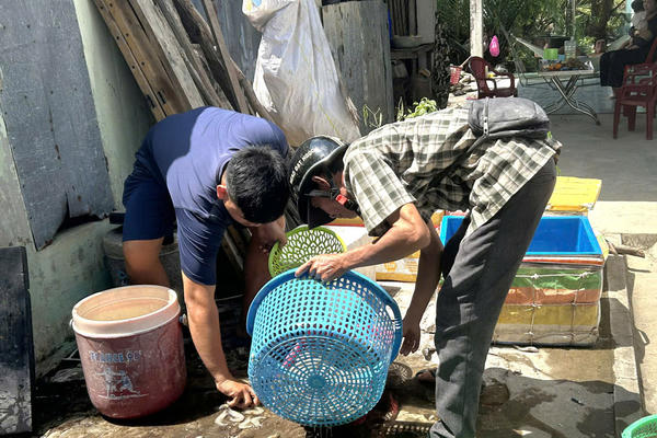 Bán tôm 'non' vì nắng nóng kéo dài