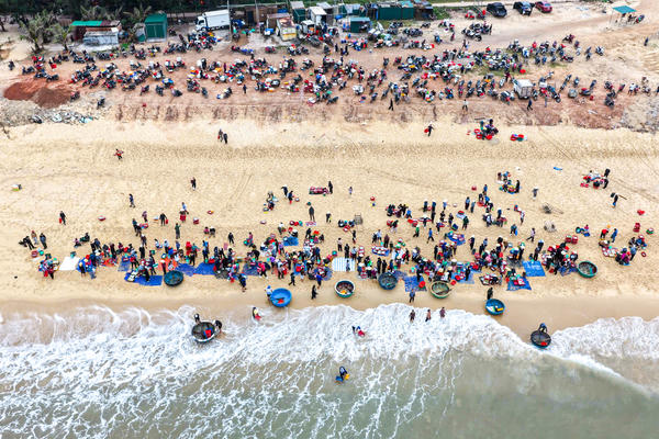 Chợ cá bên chân sóng