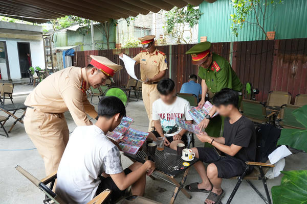 Huế: Tăng cường giáo dục, răn đe thanh thiếu niên vi phạm luật giao thông Huế: Tăng cường giáo dục, răn đe thanh thiếu niên vi phạm luật giao thông