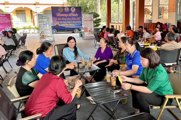 TP Hồ Chí Minh: Cán bộ Mặt trận 'cà phê sáng' với người dân