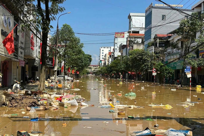 Sau lũ, người dân Thái Nguyên đối mặt với bùn đất, rác thải 