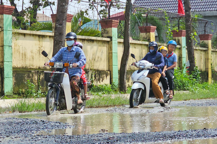 Đường 8 tỷ đồng làm dở dang, người tham gia giao thông gặp khó khăn
