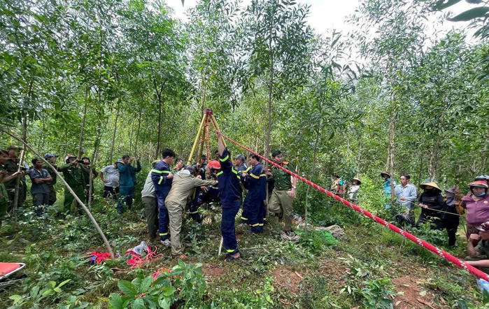 Gia Lai: Giải cứu thành công người đàn ông rơi xuống giếng hoang 