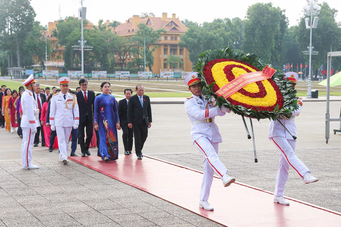 Đoàn đại biểu dự Đại hội thi đua yêu nước Cơ quan UBTƯ MTTQ Việt Nam báo công dâng Bác Đoàn đại biểu dự Đại hội thi đua yêu nước Cơ quan UBTƯ MTTQ Việt Nam báo công dâng Bác
