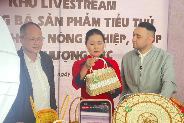 Ấn tượng từ triển lãm các sản phẩm làng nghề thủ công mỹ nghệ Phượng Dực 