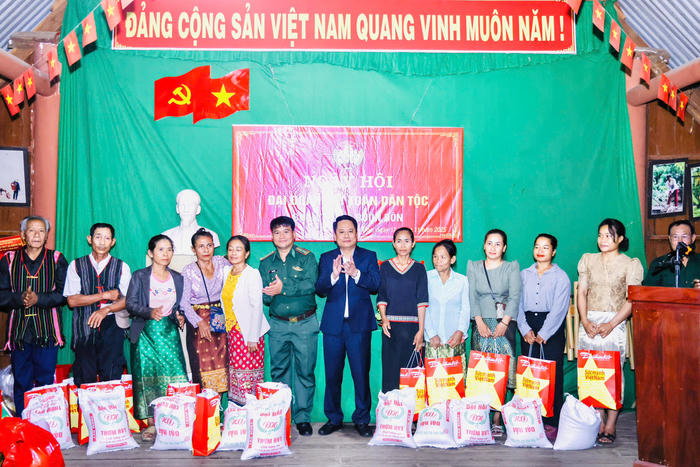 Ngày hội Đại đoàn kết tại xã biên giới Buôn Đôn: Bền chặt tình quân dân Ngày hội Đại đoàn kết tại xã biên giới Buôn Đôn: Bền chặt tình quân dân