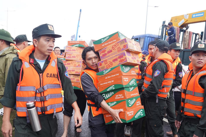 Khánh Hòa: Tập trung huy động nguồn lực ứng cứu người dân ra khỏi vùng lũ