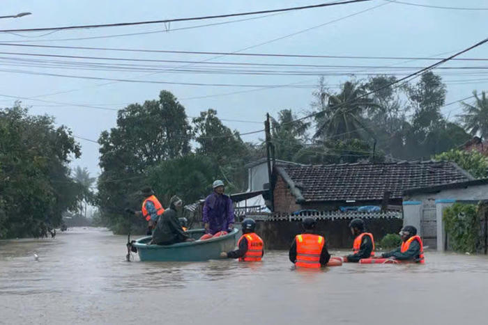 Thủ tướng yêu cầu tập trung tổng lực cứu người trong bão lũ