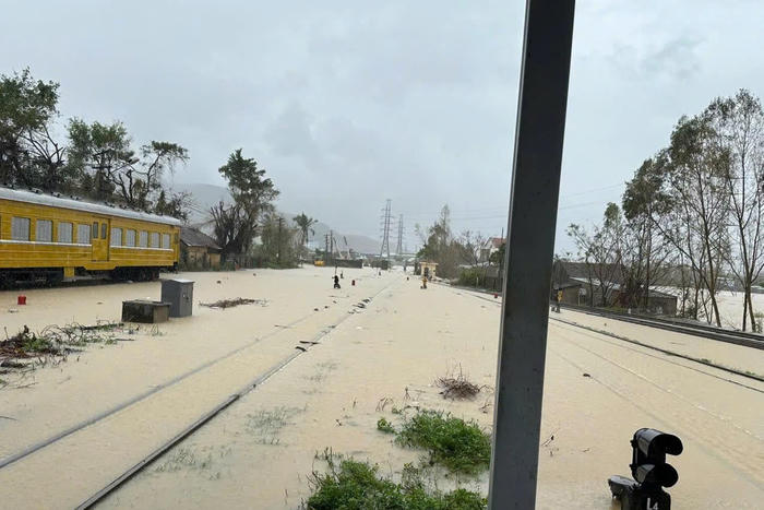 Mưa lũ đặc biệt lớn gây tê liệt nhiều tuyến giao thông, hàng chục điểm vẫn còn bị chia cắt