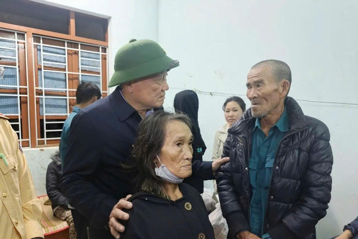 Phó Thủ tướng Thường trực Nguyễn Hòa Bình kiểm tra, chỉ đạo khắc phục hậu quả mưa lũ tại Đắk Lắk