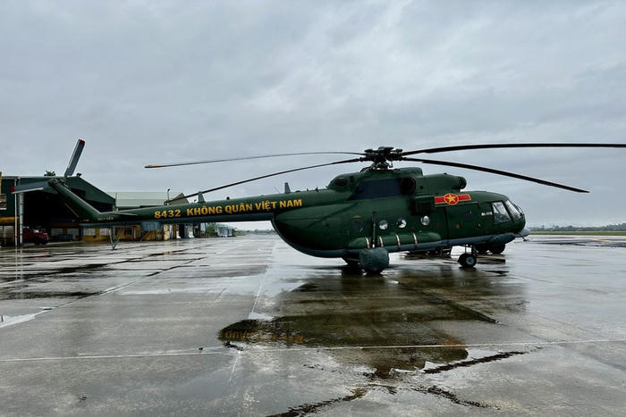 Máy bay Mi-17 mang theo 1,5 tấn lương thực, thực phẩm hỗ trợ nhân dân vùng lũ