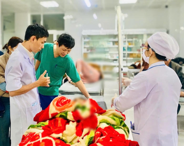 Quảng Ngãi: Xe công nông lao xuống dốc, 13 học sinh bị thương 