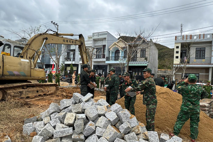 Gia Lai: Hơn 170 quân nhân hỗ trợ dựng lại 20 ngôi nhà bị sập sau mưa lũ 