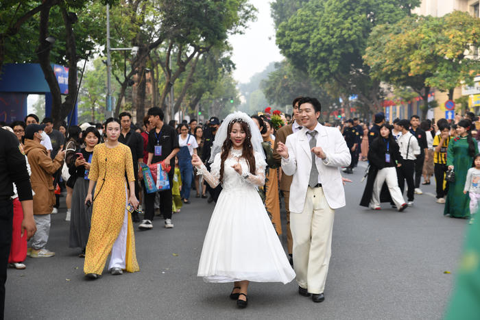 Rộn ràng lễ cưới xưa trên phố đi bộ Hồ Gươm Rộn ràng lễ cưới xưa trên phố đi bộ Hồ Gươm