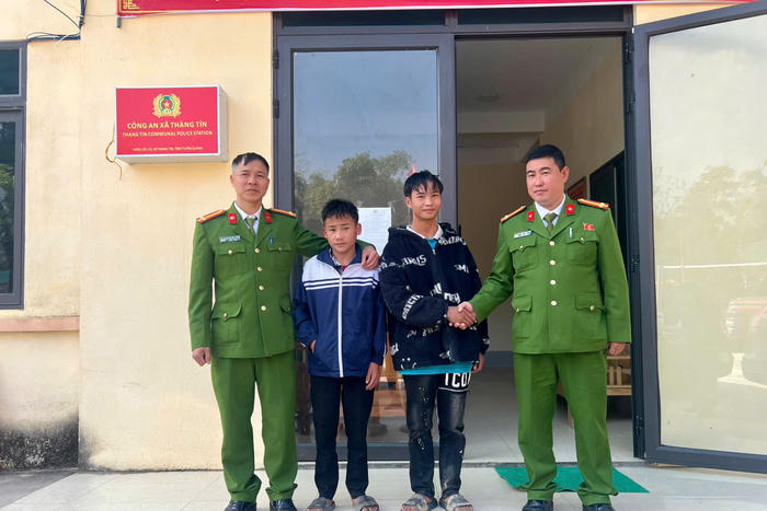 Tuyên Quang: Công an kịp thời ngăn chặn trẻ vị thành niên bị dụ dỗ bỏ nhà đi lao động Tuyên Quang: Công an kịp thời ngăn chặn trẻ vị thành niên bị dụ dỗ bỏ nhà đi lao động