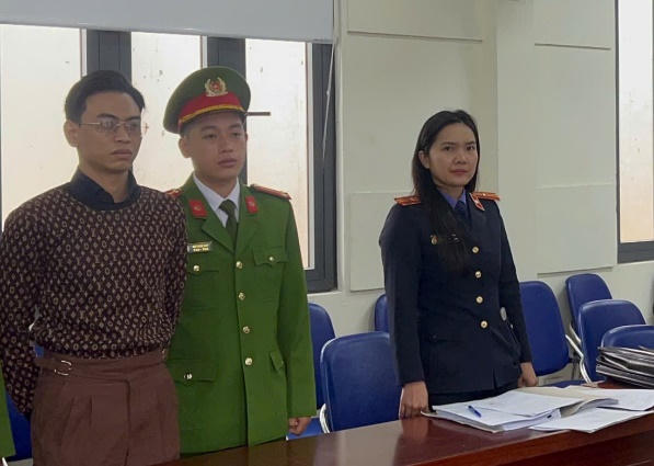 Bắt tạm giam ‘tổng tài’ chỉ đạo đánh người tại quán Cà phê Bắt tạm giam ‘tổng tài’ chỉ đạo đánh người tại quán Cà phê