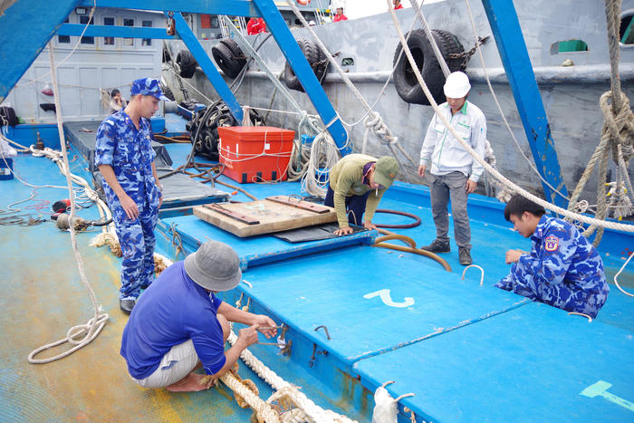 Cảnh sát biển bắt giữ tàu cá chở khoảng 100.000 lít dầu DO không rõ nguồn gốc