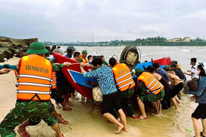 Quảng Trị: Kịp thời cứu hộ tàu cá gặp nạn ở Cửa Tùng