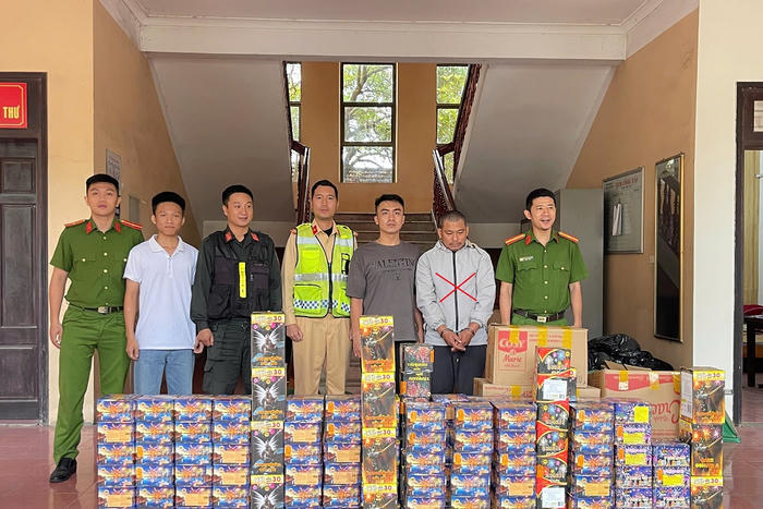 Nghệ An: Bắt giữ đối tượng vận chuyển hơn 300kg pháo nổ