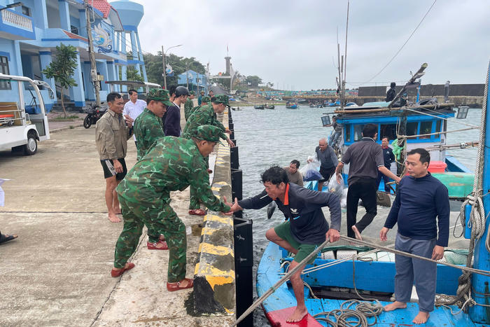 Quảng Trị: Cứu sống 6 thuyền viên trong vụ chìm tàu cá trên biển Quảng Trị: Cứu sống 6 thuyền viên trong vụ chìm tàu cá trên biển