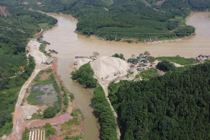 Lào Cai: Cần chấn chỉnh hoạt động khai thác, mua bán tài nguyên - Bài 1: Mỏ cát không đủ điều kiện vẫn hoạt động nhiều năm Lào Cai: Cần chấn chỉnh hoạt động khai thác, mua bán tài nguyên - Bài 1: Mỏ cát không đủ điều kiện vẫn hoạt động nhiều năm