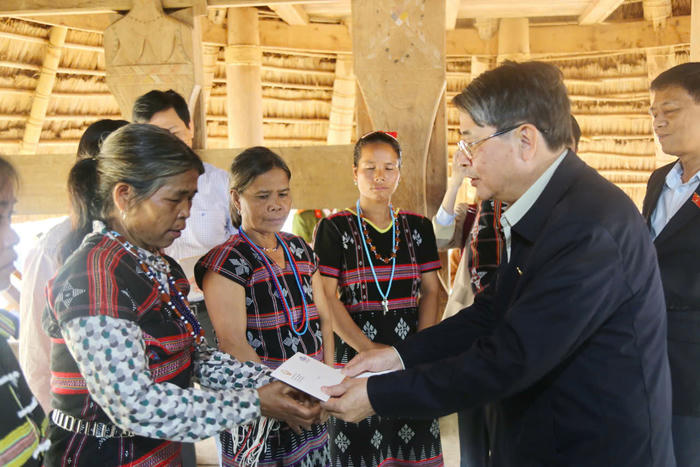 Phó Chủ tịch Quốc hội Nguyễn Đức Hải thăm hỏi gia đình nạn nhân vụ sạt lở núi ở Đà Nẵng