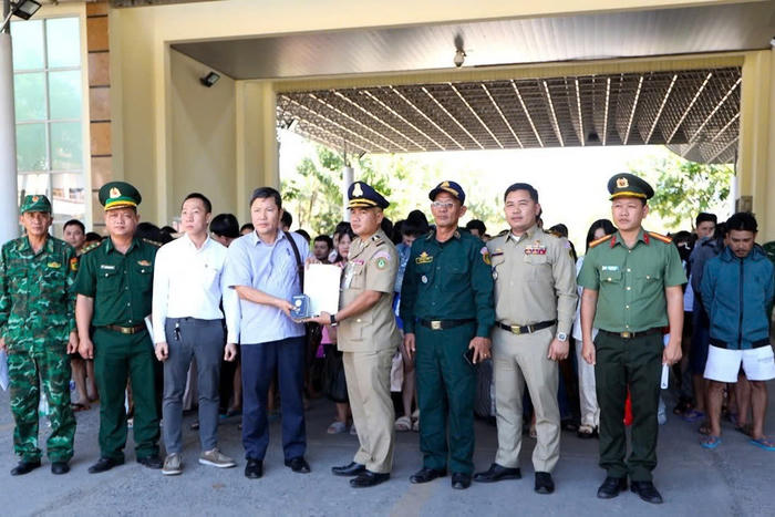 Xử phạt 31 người nhập cảnh trái phép sang Campuchia Xử phạt 31 người nhập cảnh trái phép sang Campuchia