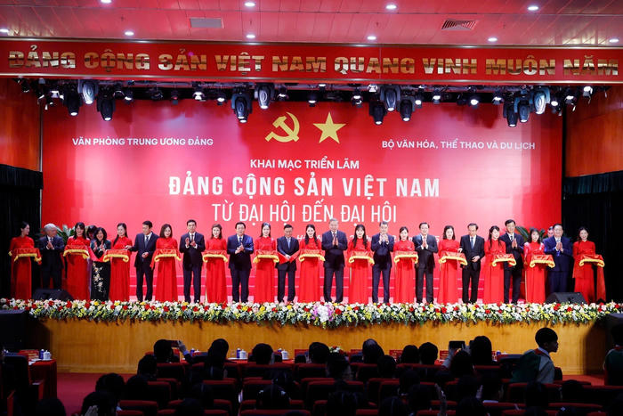 Tổng Bí thư dự khai mạc triển lãm “Đảng Cộng sản Việt Nam - Từ Đại hội đến Đại hội”