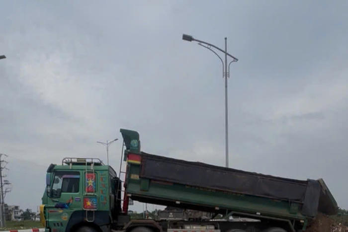 Hưng Yên: Thuê xe đổ trái phép chất thải xây dựng, một cá nhân bị khởi tố