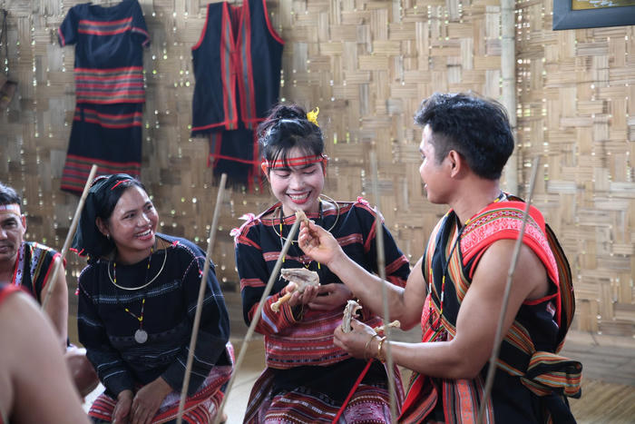 Tái hiện lễ cưới đồng bào Tây Nguyên ngày đầu năm mới