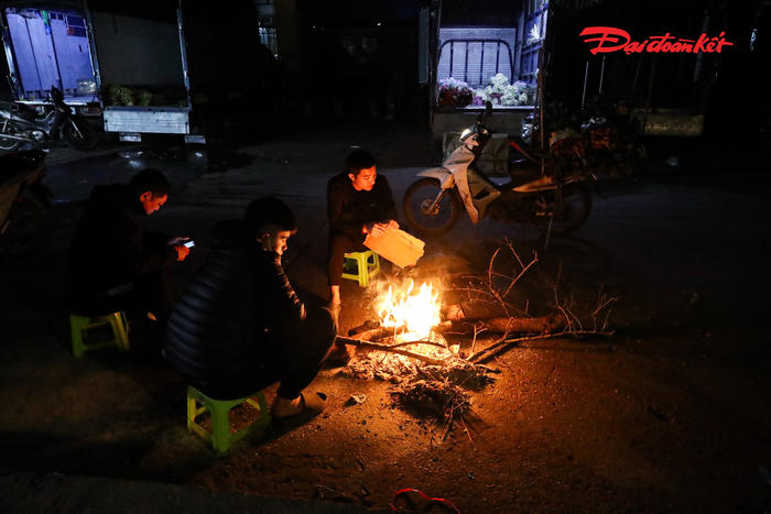 Nhiệt độ Hà Nội giảm sâu, người lao động đêm chật vật chống rét bên bếp lửa Nhiệt độ Hà Nội giảm sâu, người lao động đêm chật vật chống rét bên bếp lửa