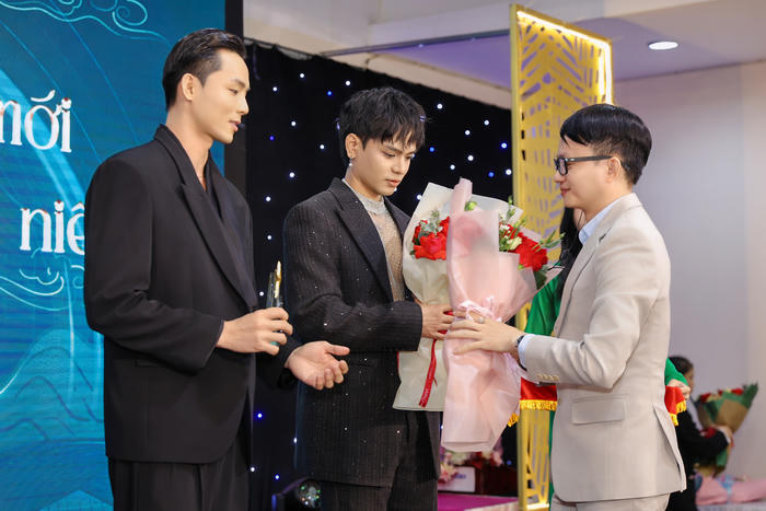 Á vương Vũ Linh và ca nhạc sĩ Ssay Huỳnh về chung "một nhà"