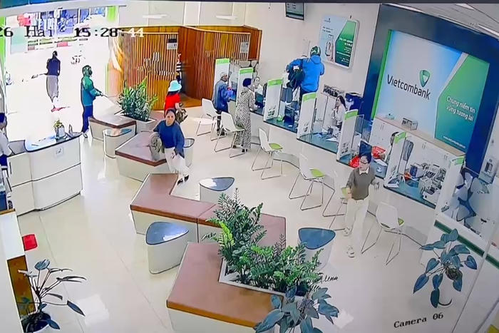 Gia Lai: Truy bắt 2 đối tượng dùng súng cướp ngân hàng