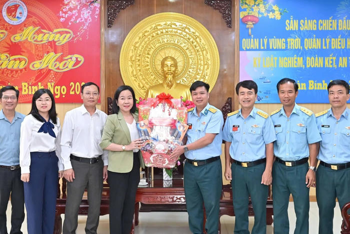 Khánh Hòa: Thăm, tặng quà các đơn vị quân đội, kiểm ngư