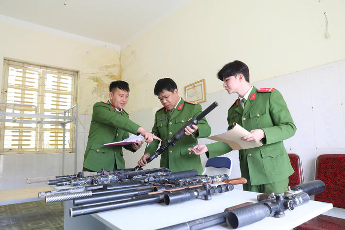 Sơn La: Công an Mường Chanh thu hồi 33 khẩu súng trong dân Sơn La: Công an Mường Chanh thu hồi 33 khẩu súng trong dân