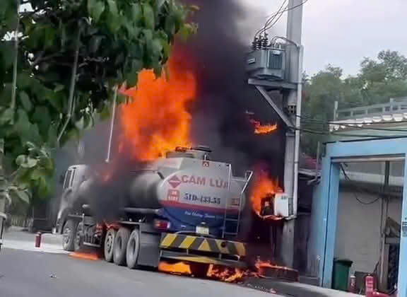 TP Hồ Chí Minh: Khống chế đám cháy lớn xe bồn chở xăng ở xã Nhà Bè