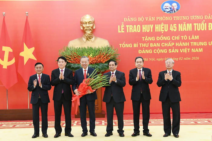 Tổng Bí thư Tô Lâm nhận huy hiệu 45 năm tuổi Đảng
